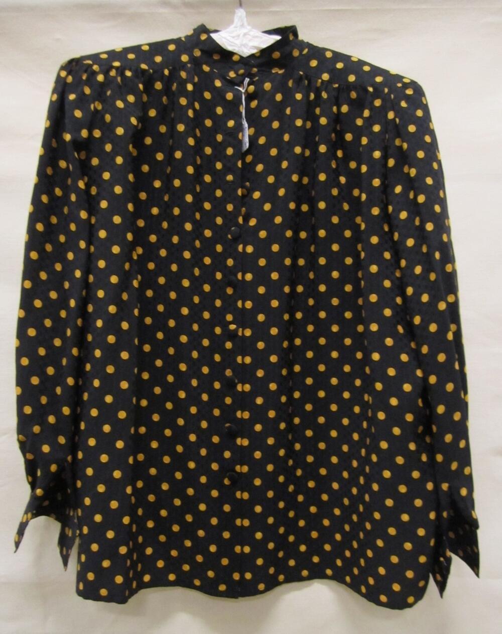 Blouse van zwarte zijde met ingeweven blokjes in satijnbindingen bedrukt met gele noppen…