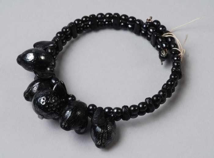 Armband, spiraalarmband van twee rijen zwart metalliek glanzende glazen kralen in fantasievorm,…