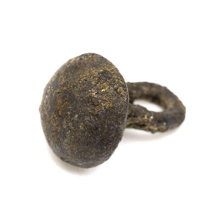 Metalen knoop, halve bol van messing met vast oog