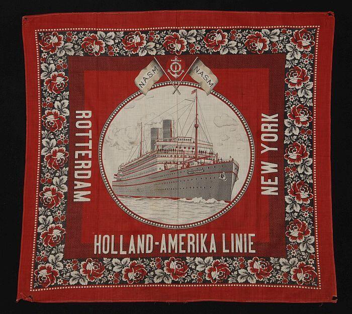 Rode herinneringsdoek met opdruk passagiersschip SS Rotterdam IV, "Rotterdam / Holland-Amerika…