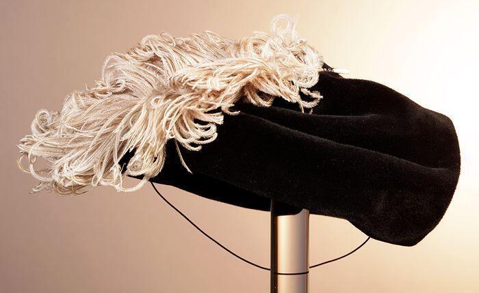 Zwarte geplooide vilten Rembrandtbaret voor dames met oud-roze struisveer