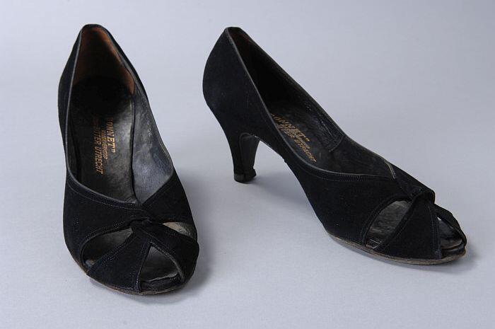 Zwarte suède pumps met in elkaar hakende banden over de teen, open teen, hoge louishak