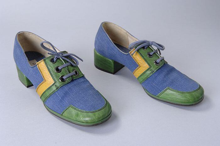 Blauw, groen en gele veterschoen met spijkerstof, "Bally"