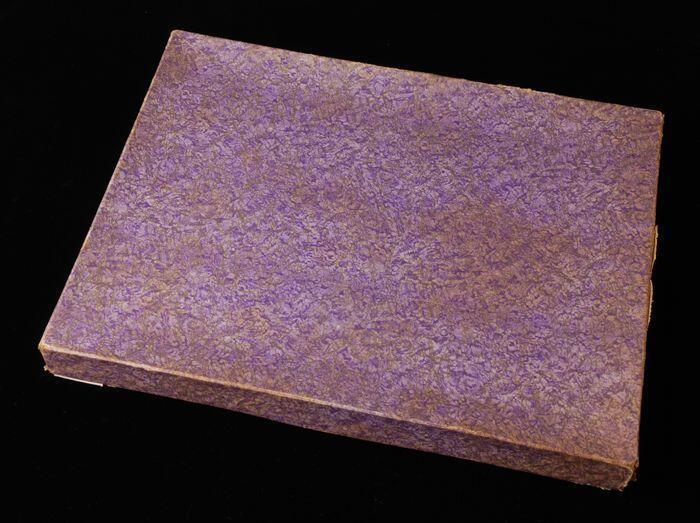 Platte rechthoekige doos (3) met los deksel (4), beplakt met paars en goud gemarmerd papier