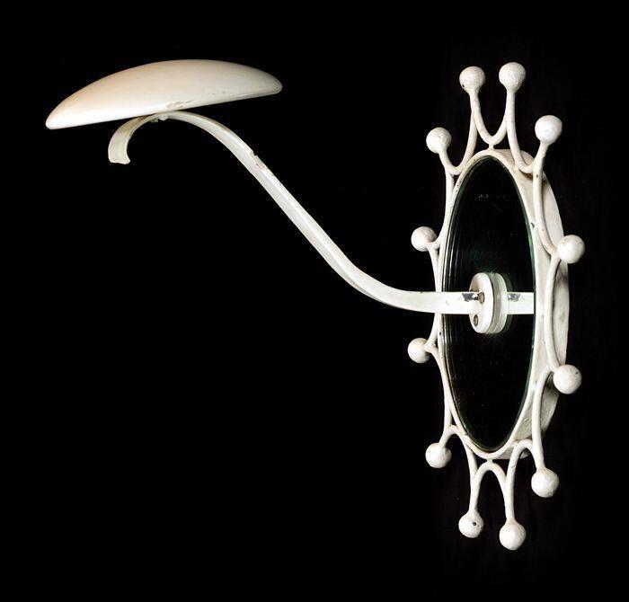 Spiegel, rond met vanuit het midden crèmekleurige metalen standaard met brede ronde kop (A), rondom…