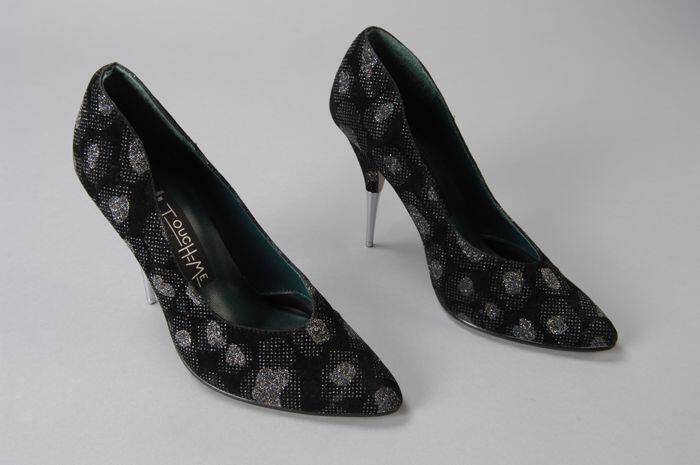 Zwarte pumps met vlek-opdruk van glittertjes en met zeer hoge metalen stilettohak