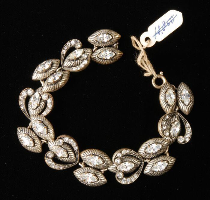 Armband van zilverkleurige ornamentjes met kunstdiamantjes, kapper Van Vliet