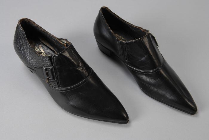Zwart leren herenschoenen met puntneus en teruglopende hak, instapmodel met gesp