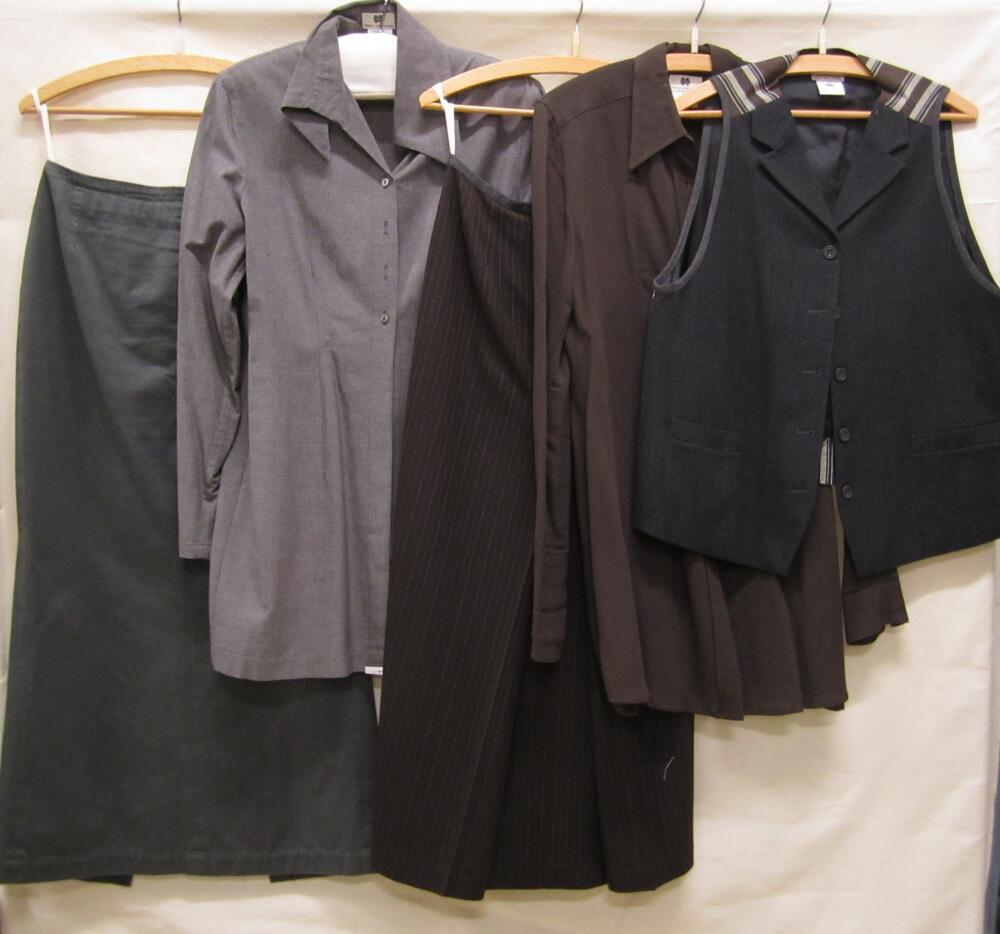 Ensemble bestaande uit blouse, gilet, twee rokken en blouse