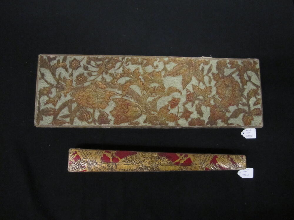 Waaierdoos bekleed met mintgroen papier waarop goudkleurig bloemslingerreliëf