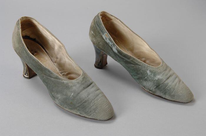 Lichtgroene fluwelen hakschoenen met hak bekleed met mica met parelmoer-effect en inlegwerk met…
