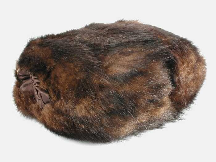 Grote bontmof van donkerbruin en zwart langharig bont met verschillende tinen, voering van bruin…
