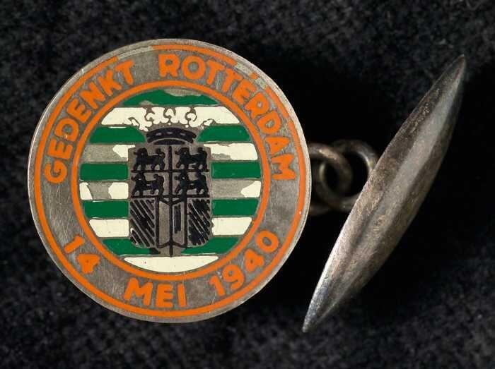 Metalen insigne aan kettingje "GEDENKT ROTTERDAM 14 MEI 1940"