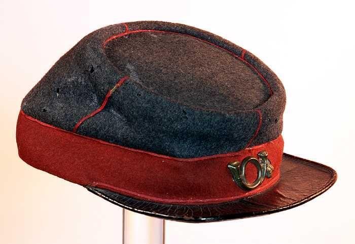 Kepie van grijs gemêleerd en rood haarvilt, uniform zouaaf van de Pauselijke Garde
