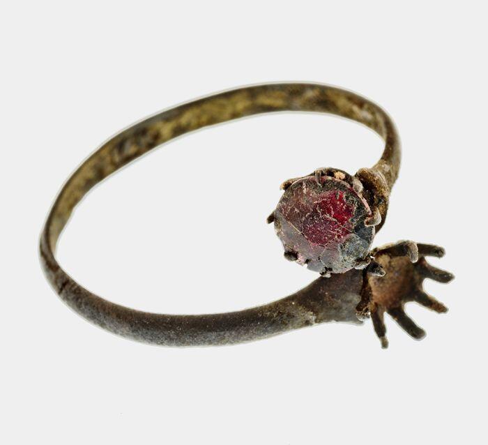 zilveren ring met oorspronkelijk twee rode steentjes