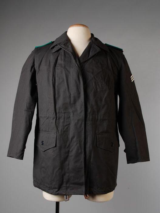 Jas, onderdeel van het vrouwenuniform van de Bescherming Bevolking