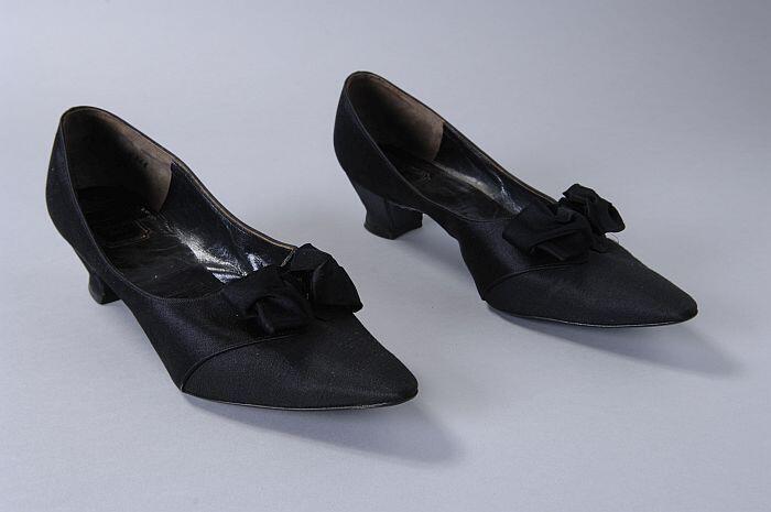 Zwarte zijde pumps met spitse neus en strik op de voorvoet, klein louishakje, "Christian Dior"