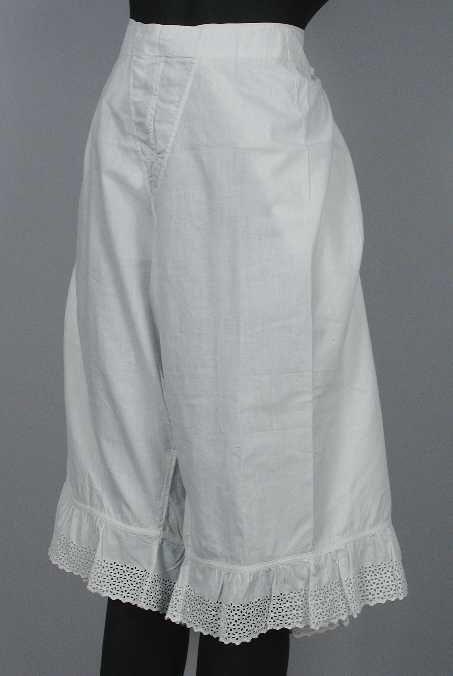 Witte katoenen onderbroek met pijpen, onderaan aangerimpeld en versierd met broderie, sluiting…
