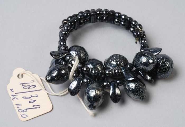 Armband, spiraalarmband van twee rijen zwart metalliek glanzende glazen kralen in fantasievorm,…