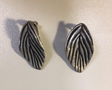 Oorclips in de vorm van blaadjes, zilverkleurig kunststof met zwarte nerven