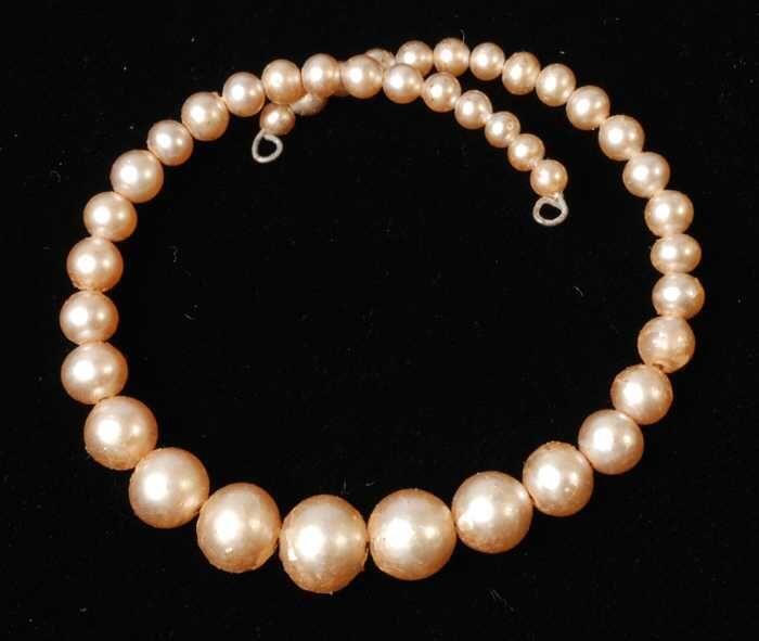 Armband, spiraalarmband met kunststofkralen met beige paarlemoerachtige laag, grootste in het…