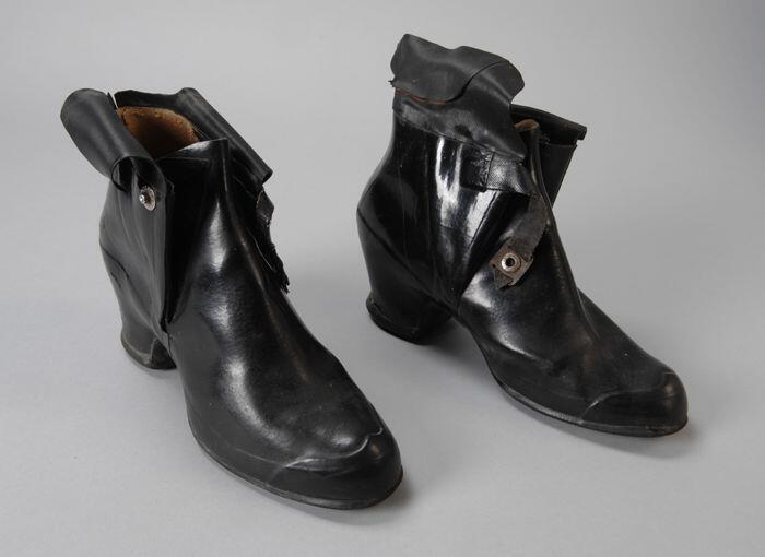 Zwarte rubbern overschoenen voor (dames-) hakschoenen, drukkersluiting voor op de enkel