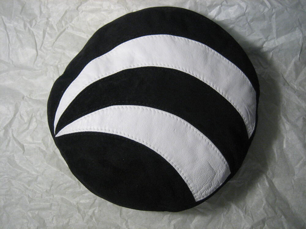 Baret van zwart suede en wit leer, onderdeel van ensemble