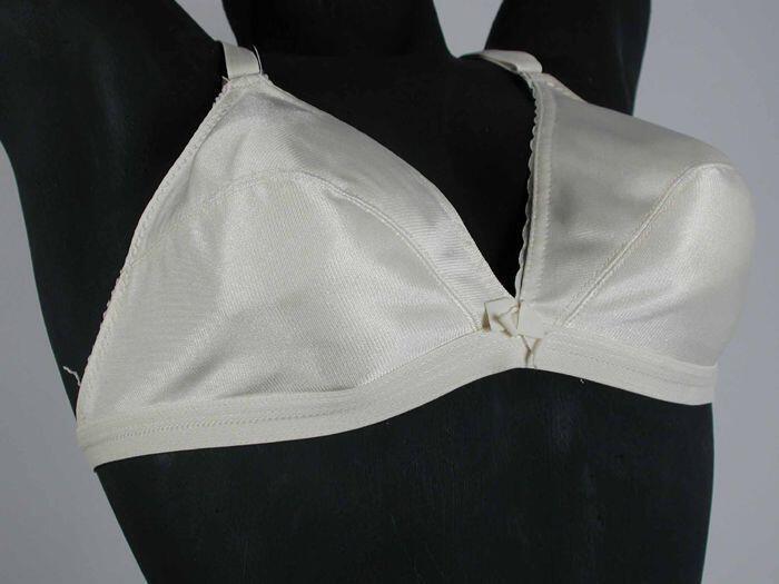 Witte glanzende elastische bustehouder (Hema), driehoekige cups, smalle bandjes op rug en schouders…