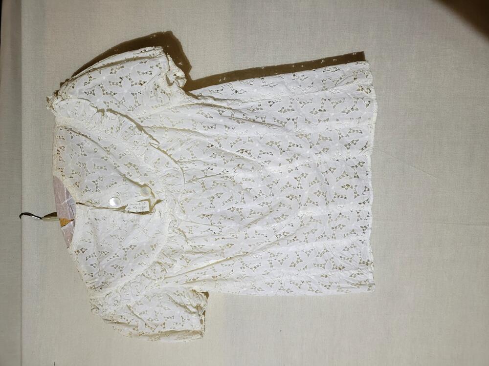 Blouse van wit katoen, opengewerkt met bloemen en stermotiefjes