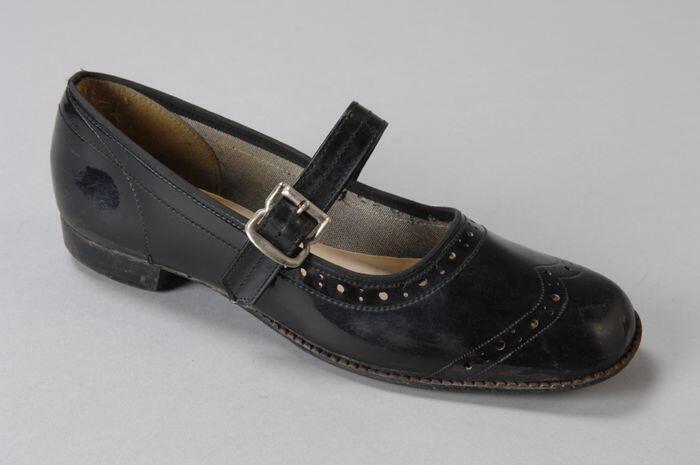 Half paar zwarte schoenen: rechterschoen, afkomstig uit schoenmakerij Koster