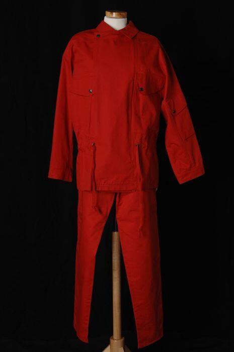Rood jack, rode broek en wit hemd