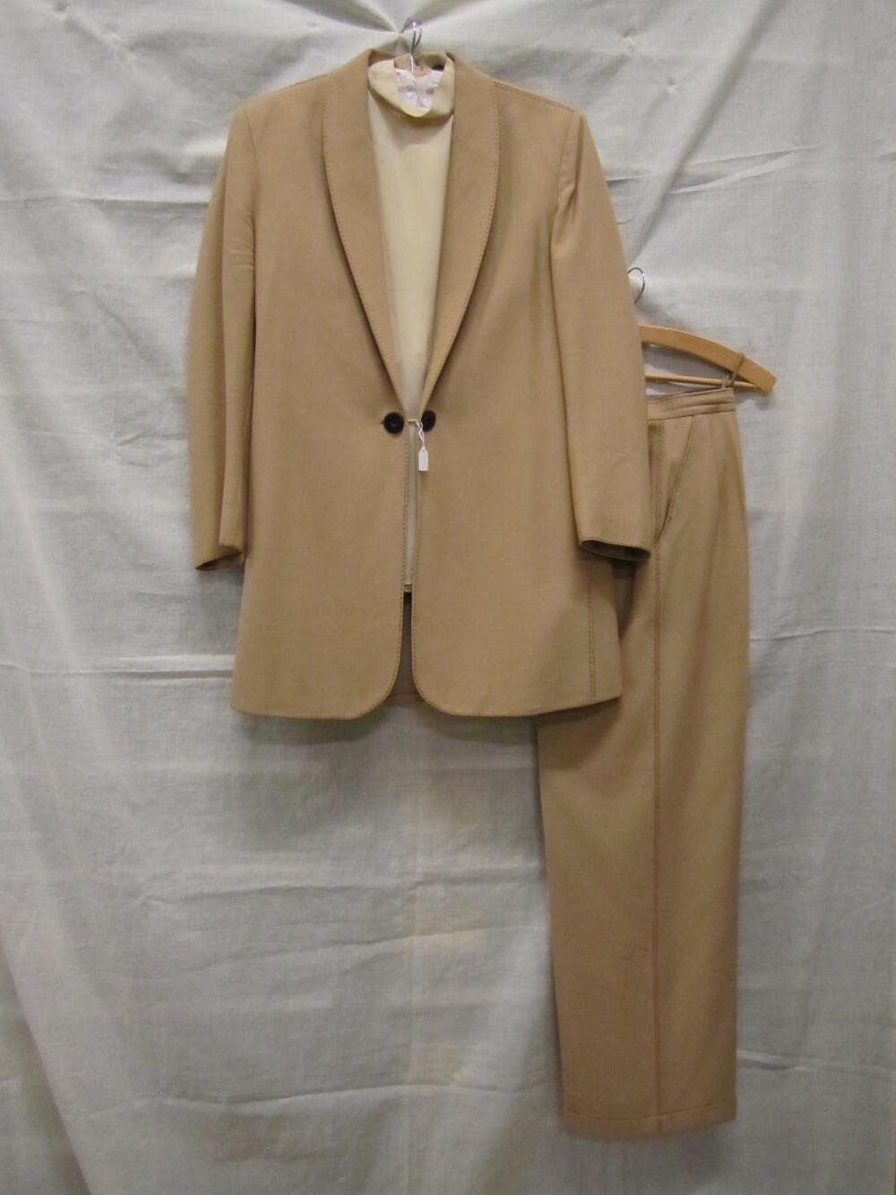 Ensemble bestaande uit broekpak van camelkleurige dunne wol, jasje en lange broek, zijden blouse en…