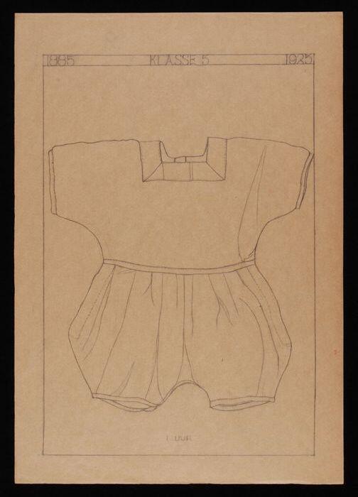 Presentatieblad, bruin papier met eenvoudige lijntekening in potlood van een kinderpakje, "1885 -…