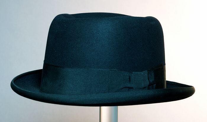 Borsalino, zwart vilt met ripssatijn band en platte strik
