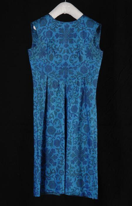 Turquoise avondjapon van changeantzijde met blauwgroene bloemenmotieven, V-vormige tailleband en…