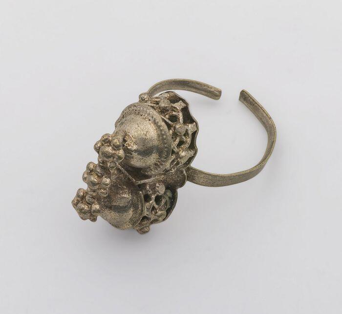 zilverkleurige metalen ring met rinkelbelletje