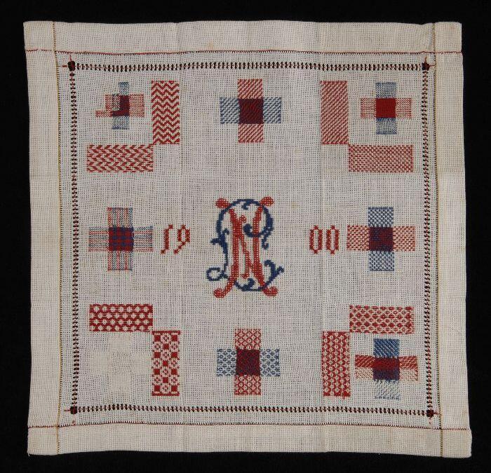 Stoplap gewerkt in rood en blauw katoenop wit katoen rand opennaaiwerk, "LN 1900", oefening