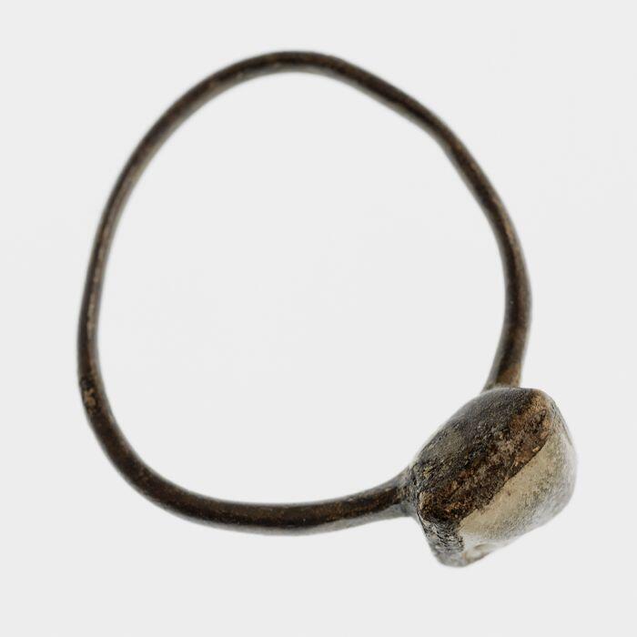 Koperen ring met steentje van ongekleurd glas
