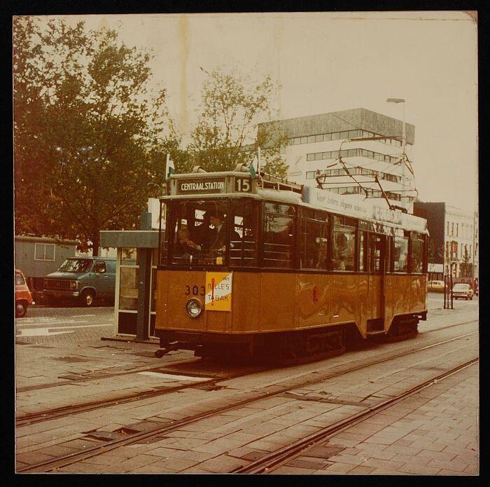Foto met reclamebord van "CORBEAU" op tram