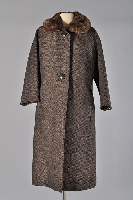 Kuitlange mantel van zwart-bruine wollen tweed en kraag van zacht kort bruin bont, "Maison de…