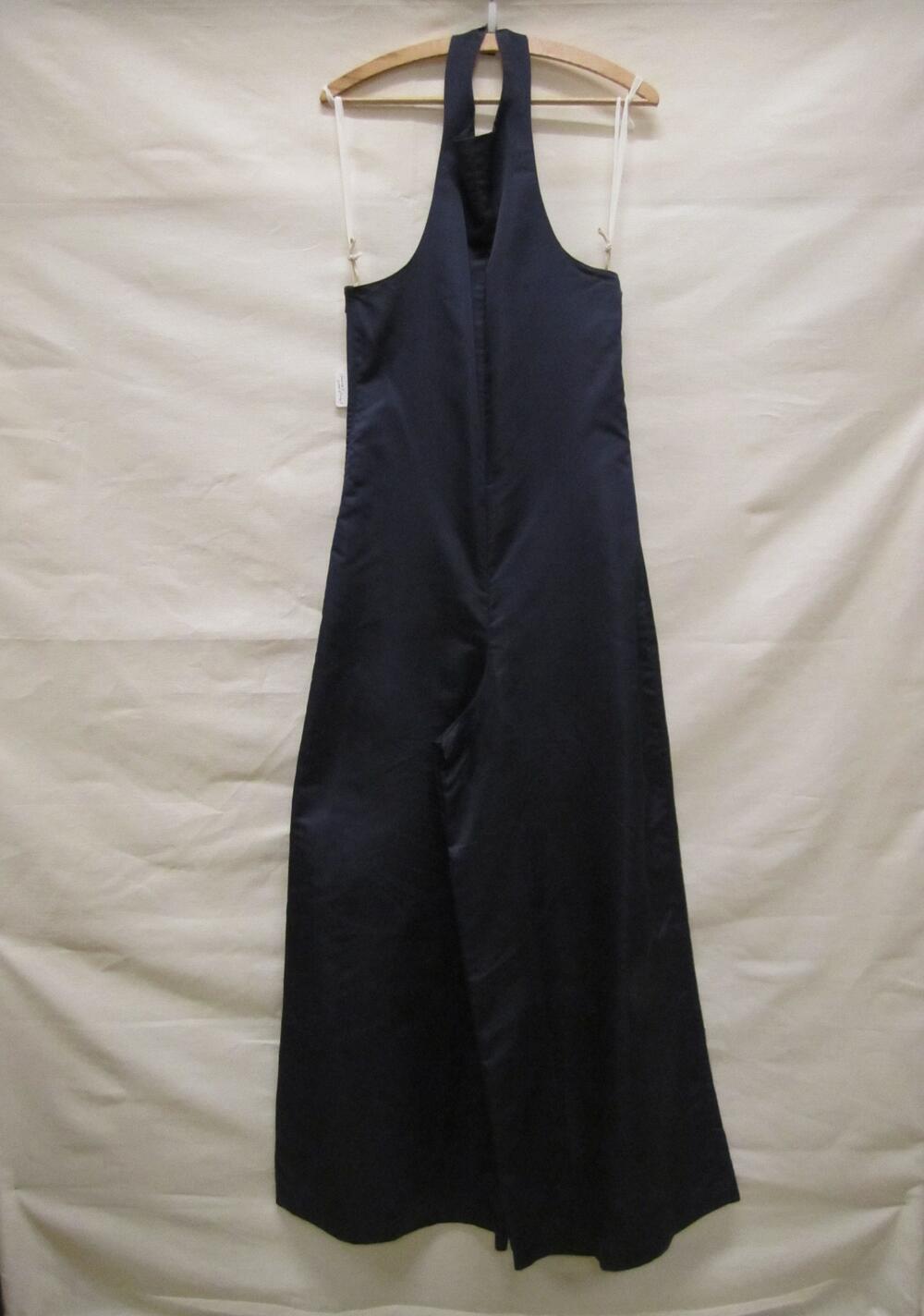 Avondjumpsuit van donkerblauwe zijde, voorzijde strapless, achterzijde halterlijn