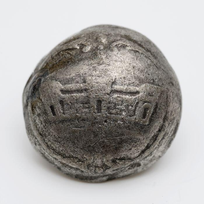 Bolle tinen samengestelde knoop met kasteelmuur, drie torens