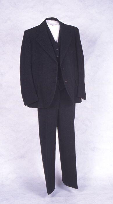 Driedelig kostuum, zwart kort jasje, zwart vest en zwarte pantalon