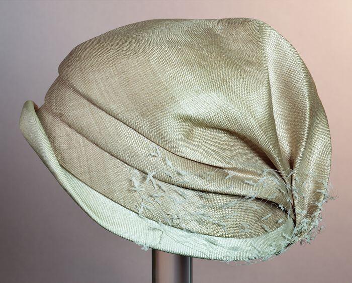Pothoed, beige gladstro, turban-achtig model, met plooien en voile