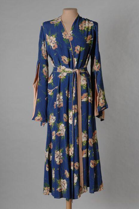 Peignoir (1) met ceintuur (2): zijde crêpe, blauw met opgedrukte bloemen, roze voering in de mouwen…
