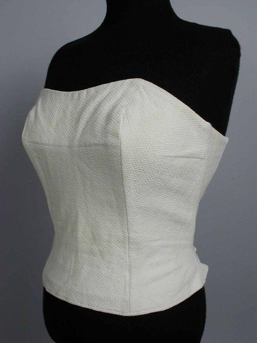 Wit katoenen bustier met ingeweven wafelmotief, verstevigd met baleinen, achterzijdehaakjessluiting…