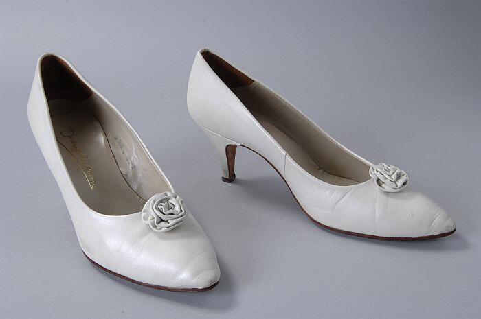 Witte leren pumps met rozet, hoge hak, spitse neus