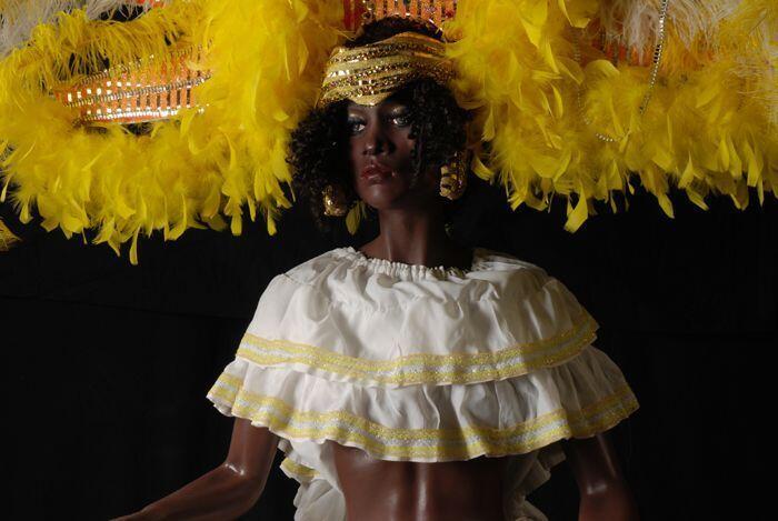Wit lijf met gele en zilverkleurige ruches voor zomercarnaval, Kaapverdië