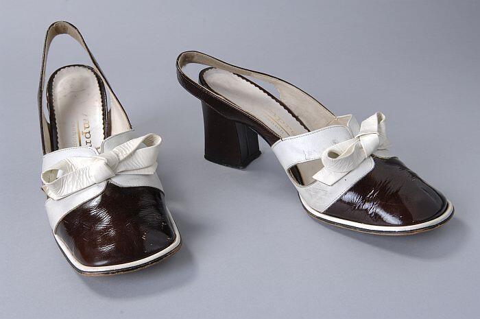 Roodbruine en witte lakleren slingbacks met vierkante neus, sierstrik, hoge vierkante blokhak