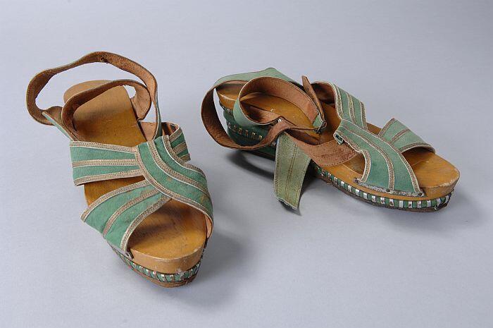 Sandalen met groen suède wreefbanden met gouden biezen
